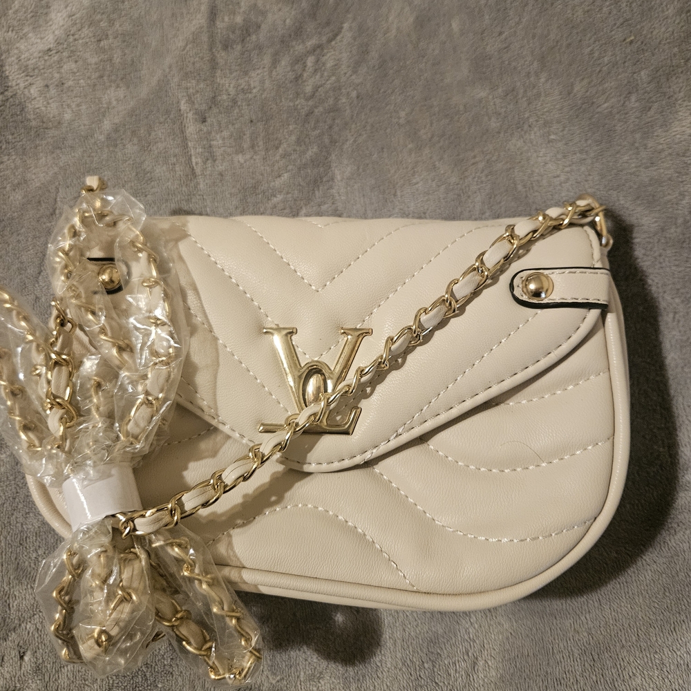 Chic Cream Quilted Crossbody Bag with Gold Chain